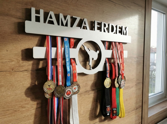İsme Özel Lazer Kesim MDF Madalyalık - Karateci Duvar Dekoru ve Madalya Sergileme Standı