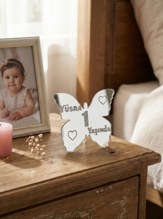 Kişiye Özel İsimli Kelebek Ayna Pleksi - 1 Yaş Doğum Günü Dağıtmalık Hediyelik (7.5 cm Gümüş)